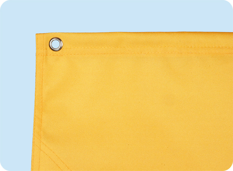 Верхний угол оранжевого флага с блестящим, металлическим люверсом