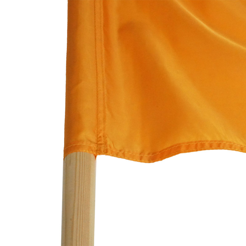  Карман на оранжевом флаге с продетым в него древком