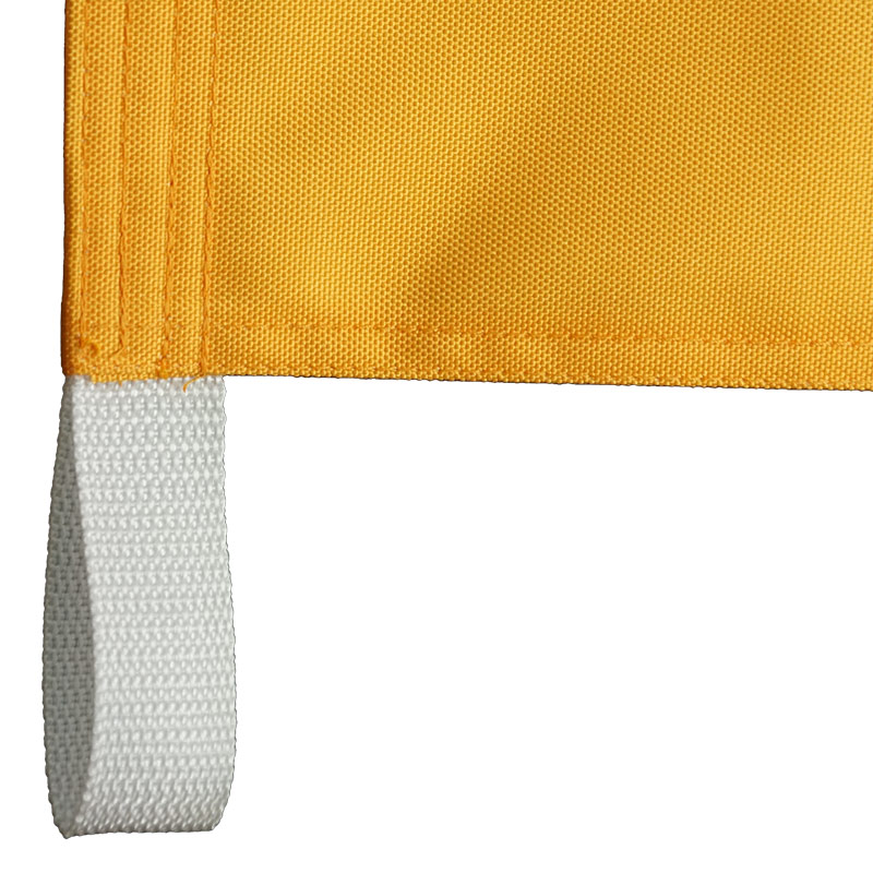 Крепежная петля на нижнем углу оранжевого флага