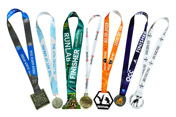 Яркие ленты со спортивными медалями, с полноцветной печатью логотипов