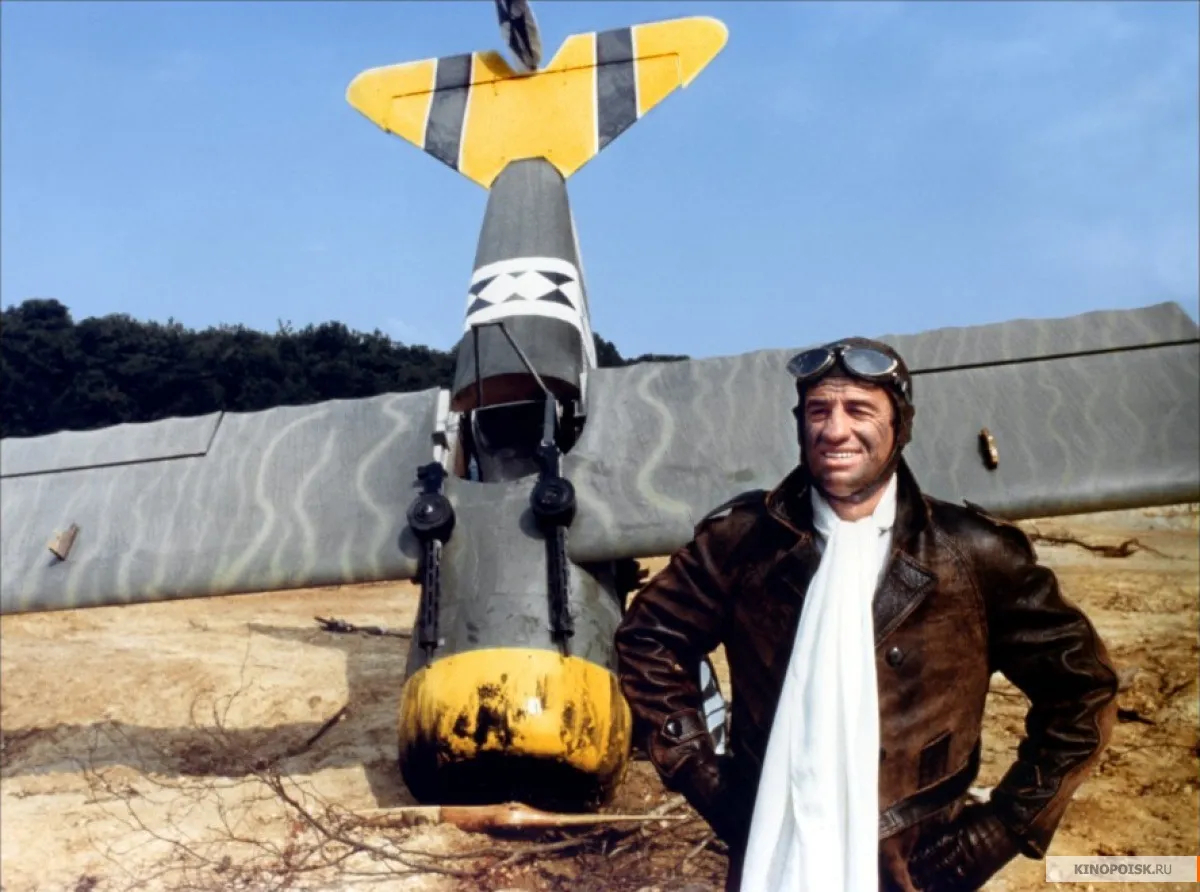 Шарф на шее пилота самолёта