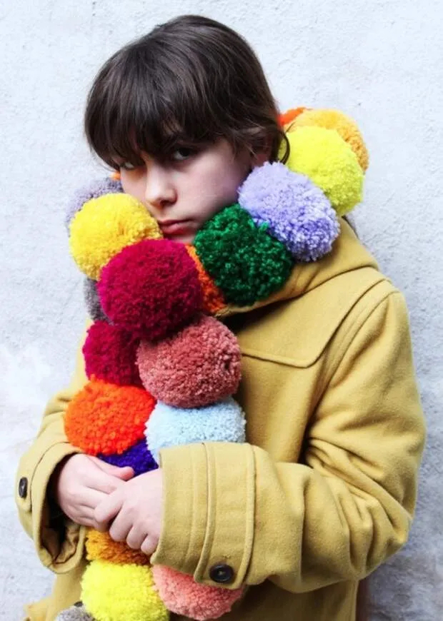 Интересный шарф из помпонов