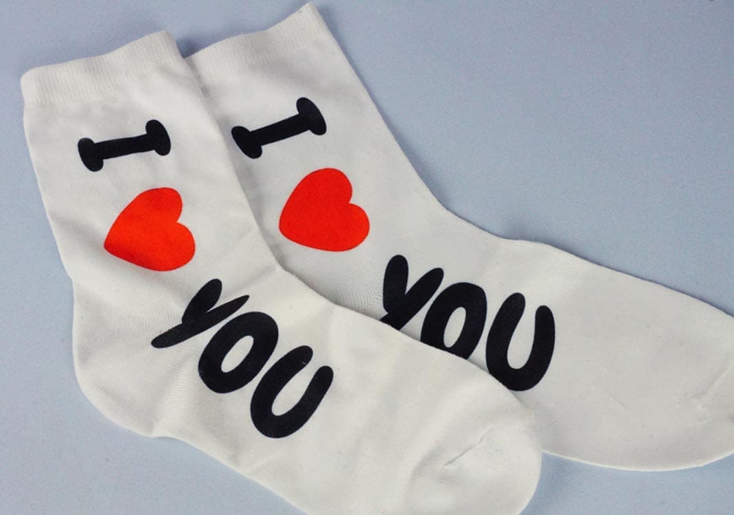 Пара носков с принтами, на одном боку.