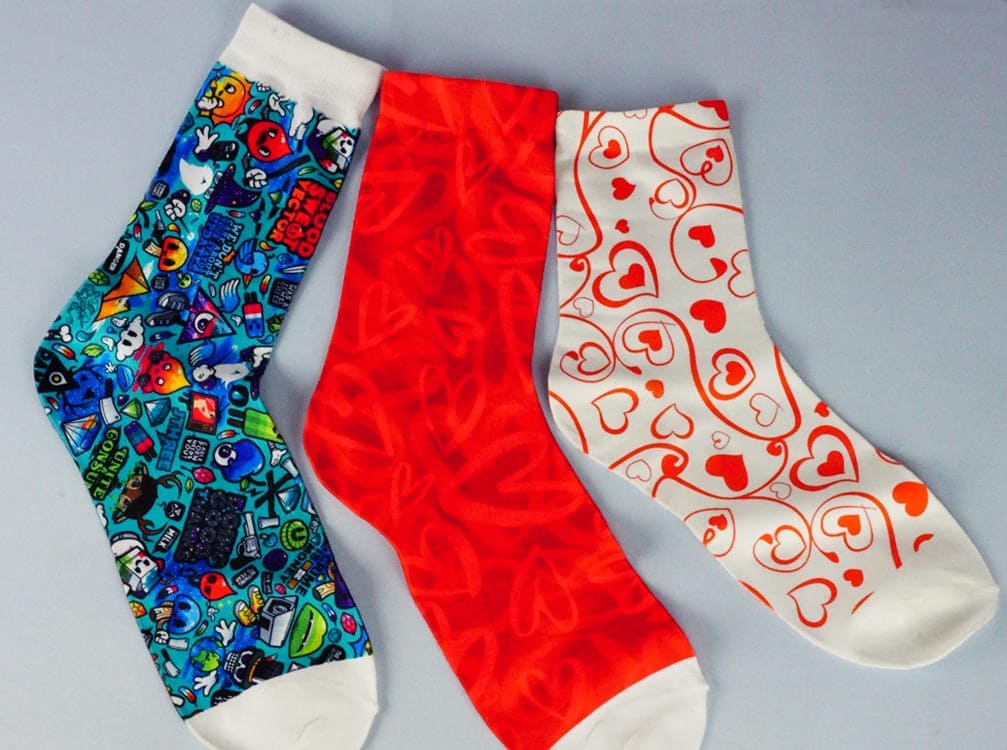 Три носка; со сплошным цветным узором, с красным принтом, с узором без фона.