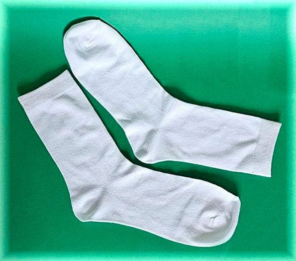 Пара белых носков без печати.