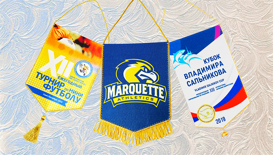 Спортивные вымпелы из атласной ткани, с бахромой и кисточками, изготовленные на заказ.