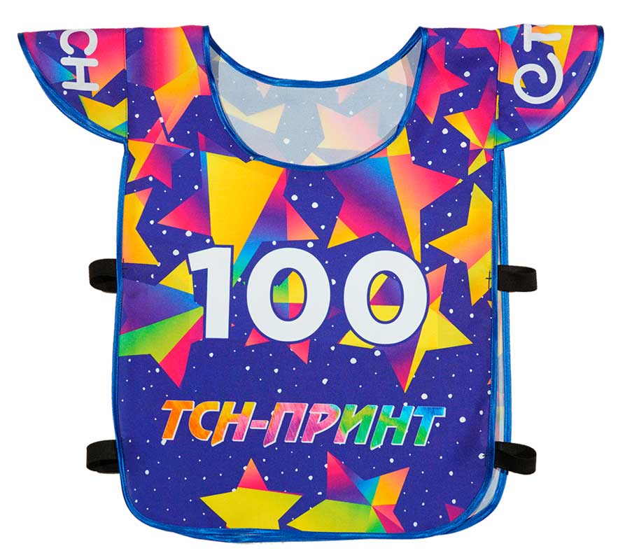 Яркая спортивная манишка с номером и логотипом, с особыми дополнительными элементами кроя на плечах