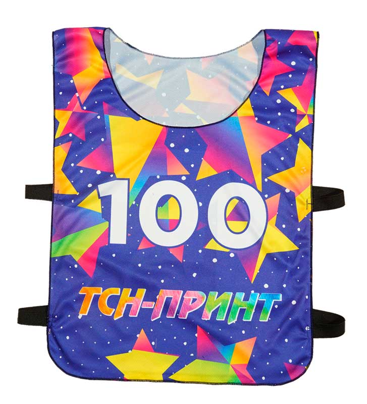 Яркая спортивная манишка классического покроя с номером и логотипом