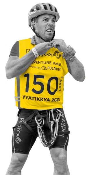 Спортсмен в яркой желтой спортивной манишке с номером и логотипами