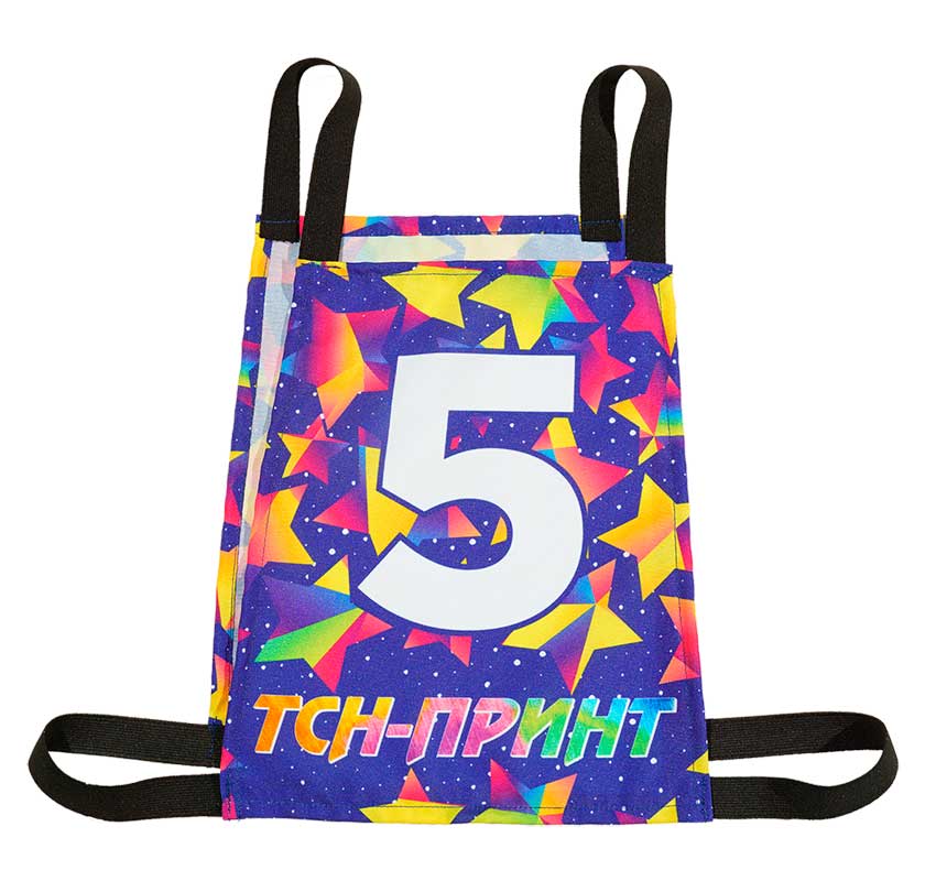 Нагрудный номер с завязками из тканой, черной резинки, со звездами на синем фоне