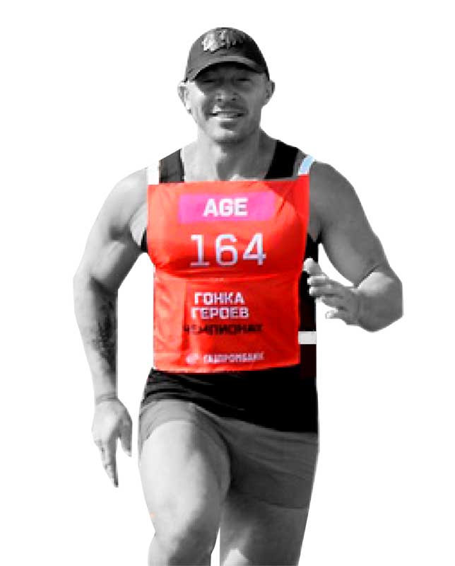 Бегун с ярким, красным спортивным нагрудным номером на завязках