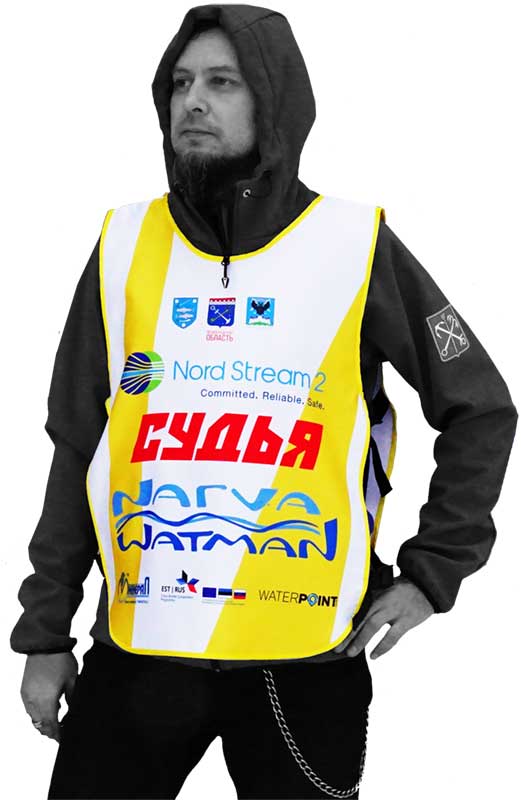 Судья в бело-желтой накидке с красной надписью Судья и логотипами спонсоров