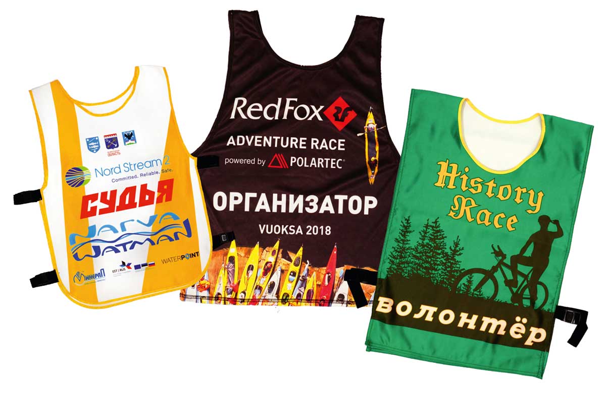 Три ярких накидки: судья, организатор и волонтер с логотипами и рекламой 