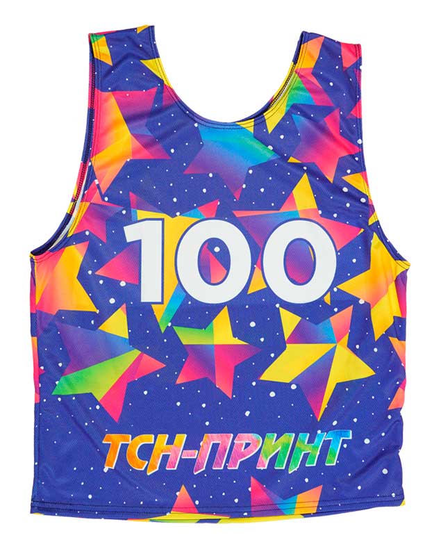 Яркая сине-желто-красная стартовая майка с номером 100