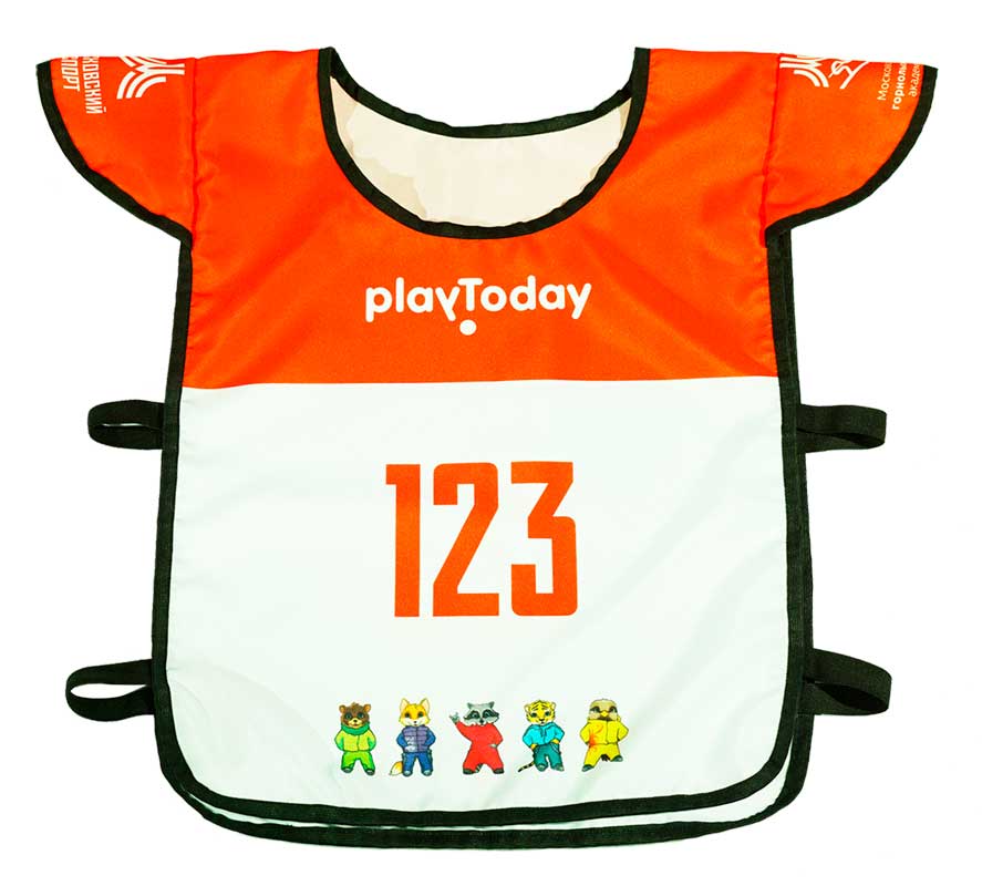 Бело-красная манишка для горнолыжников с номером 123 и логотипами