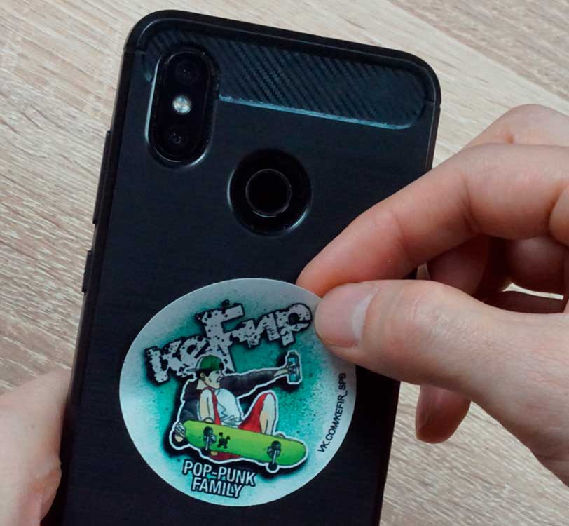 Вид стикеров наклеенных на смартфон и ноутбук.