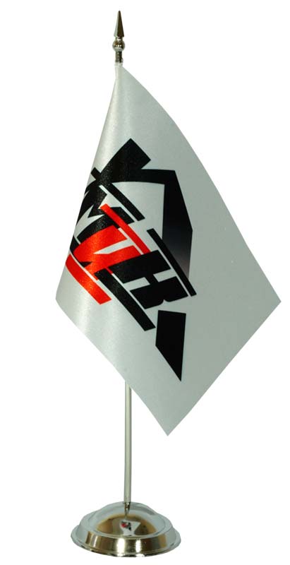 Белый настольный флаг на атласе, с черно-красным логотипом