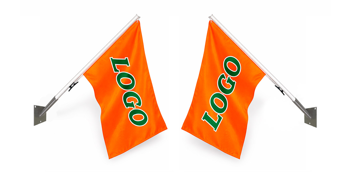 2 оранжевых флага с логотипом: на обоих читается правильно