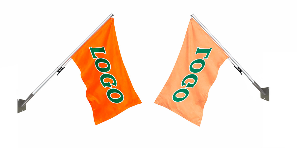 2 оранжевых флага с логотипом: на первом читается правильно, на втором - наоборот