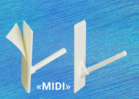 Тонкий штырек под углом 60 градусов на пластине из белого пластика с липучкой