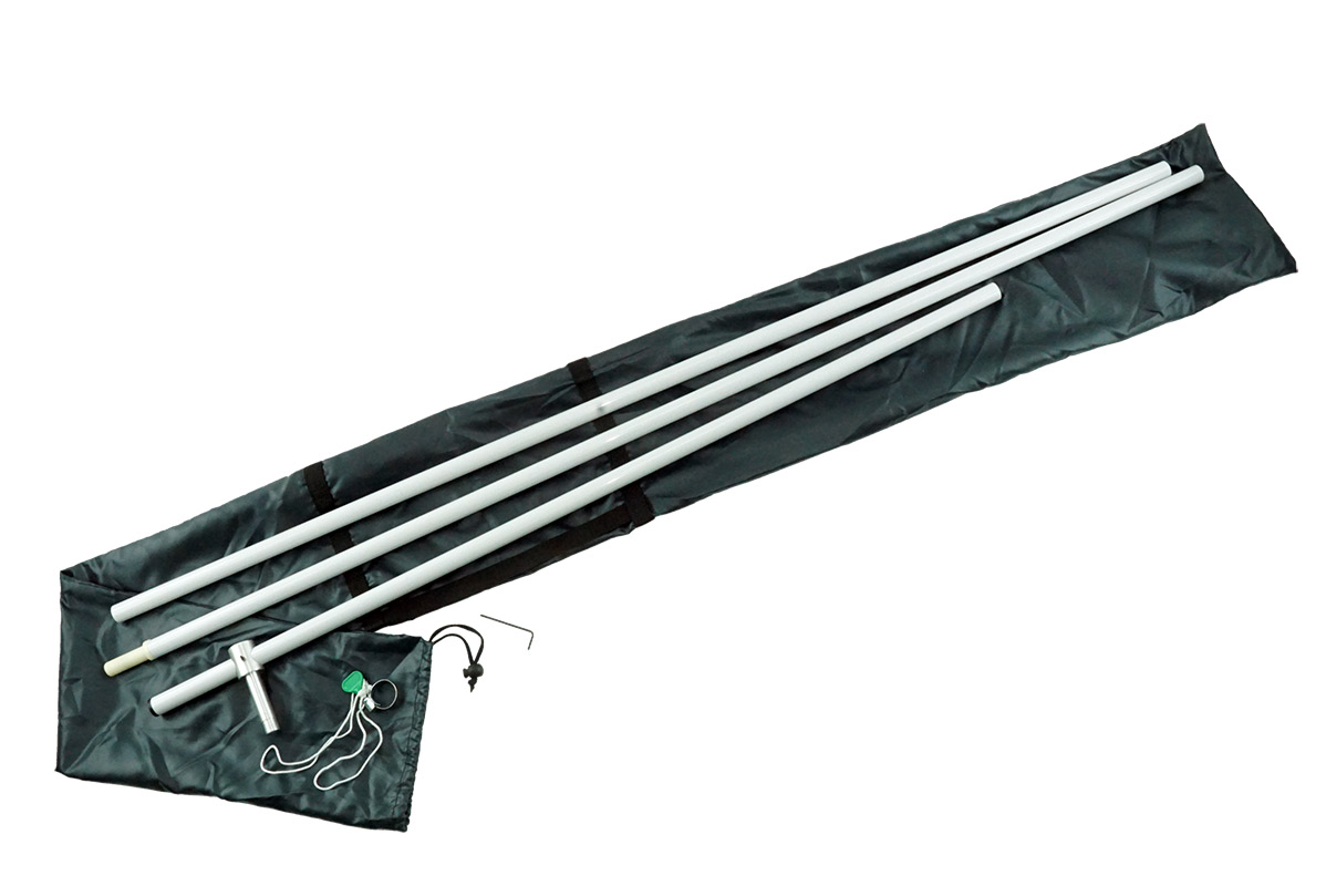 Секции флагштока Бриз в разобранном виде лежат на черном чехле