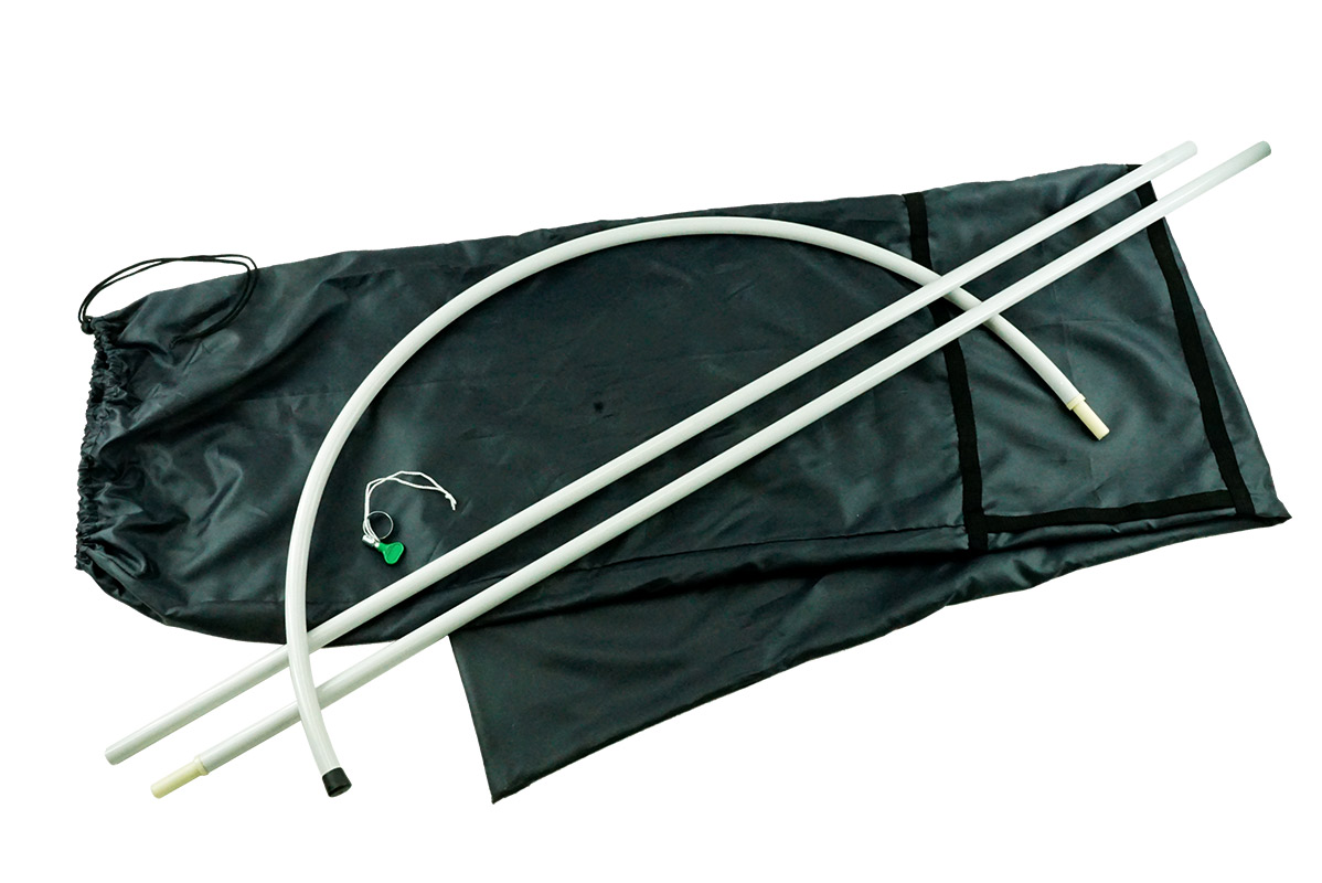 Секции флагштока Капля в разобранном виде лежат на черном чехле