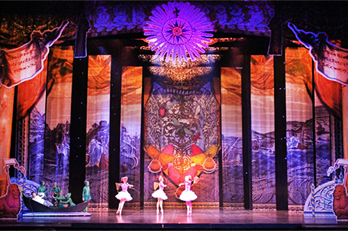 Пример сценической декорации с печатью театрального сюжета